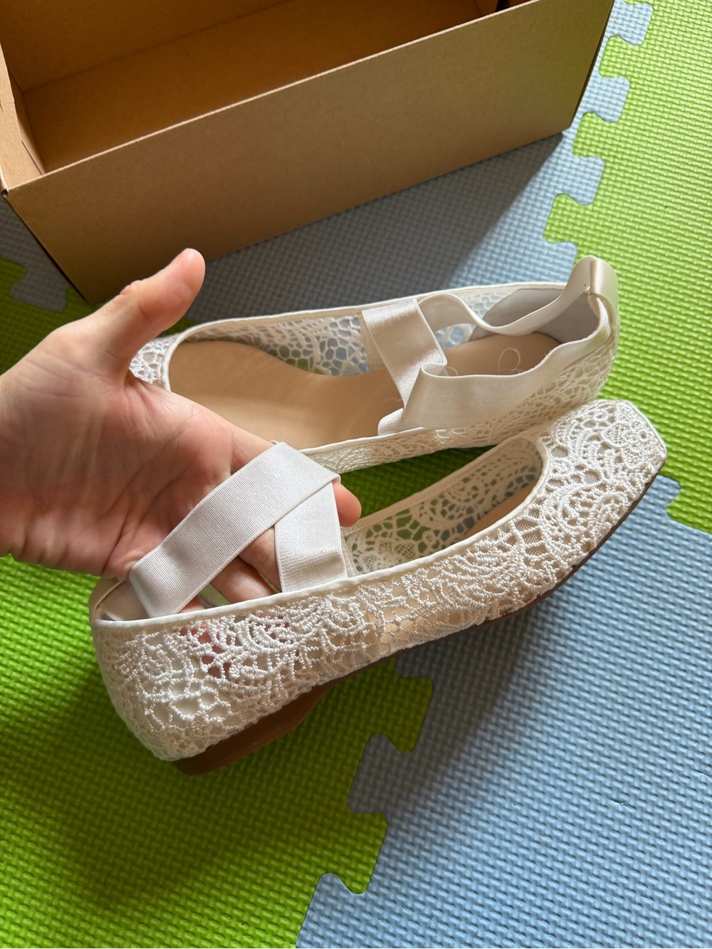 Women's Lace Ballet Flats with Elastic Strap - White